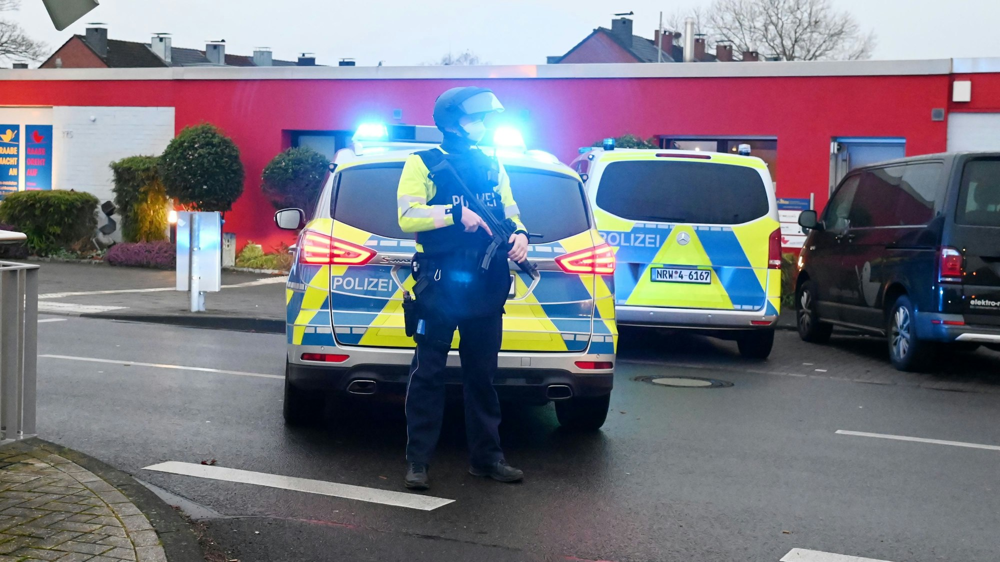 Köln: Der Schwerverbrecher Thomas Drach wird mit drei BMW Limousinen von der JVA Ossendorf ins Justizzentrum gebracht.