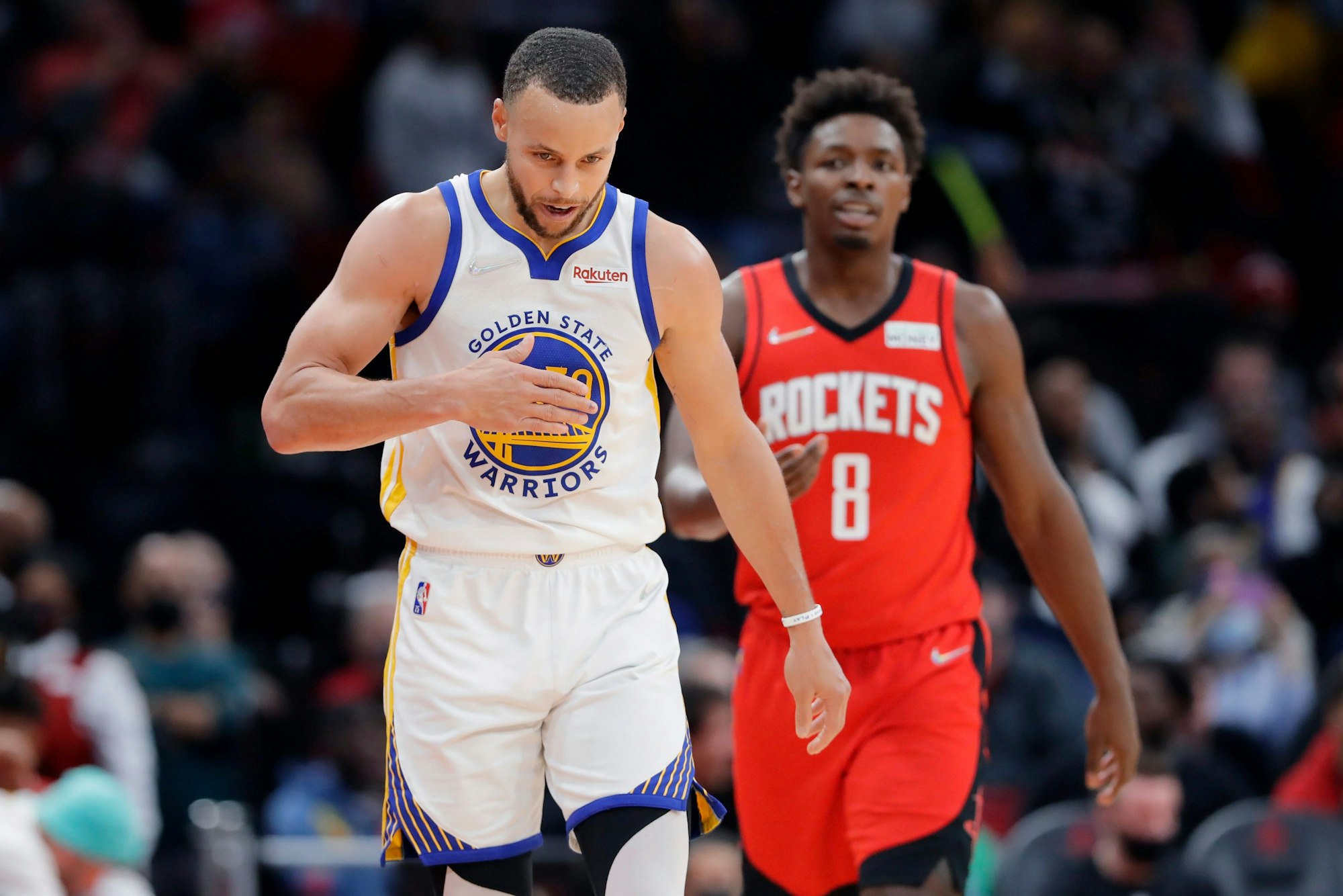 Golden State Warriors Stephen Curry feiert sich selbst, Houston Rockets Forward Jae'Sean Tate schaut verzweifelt.