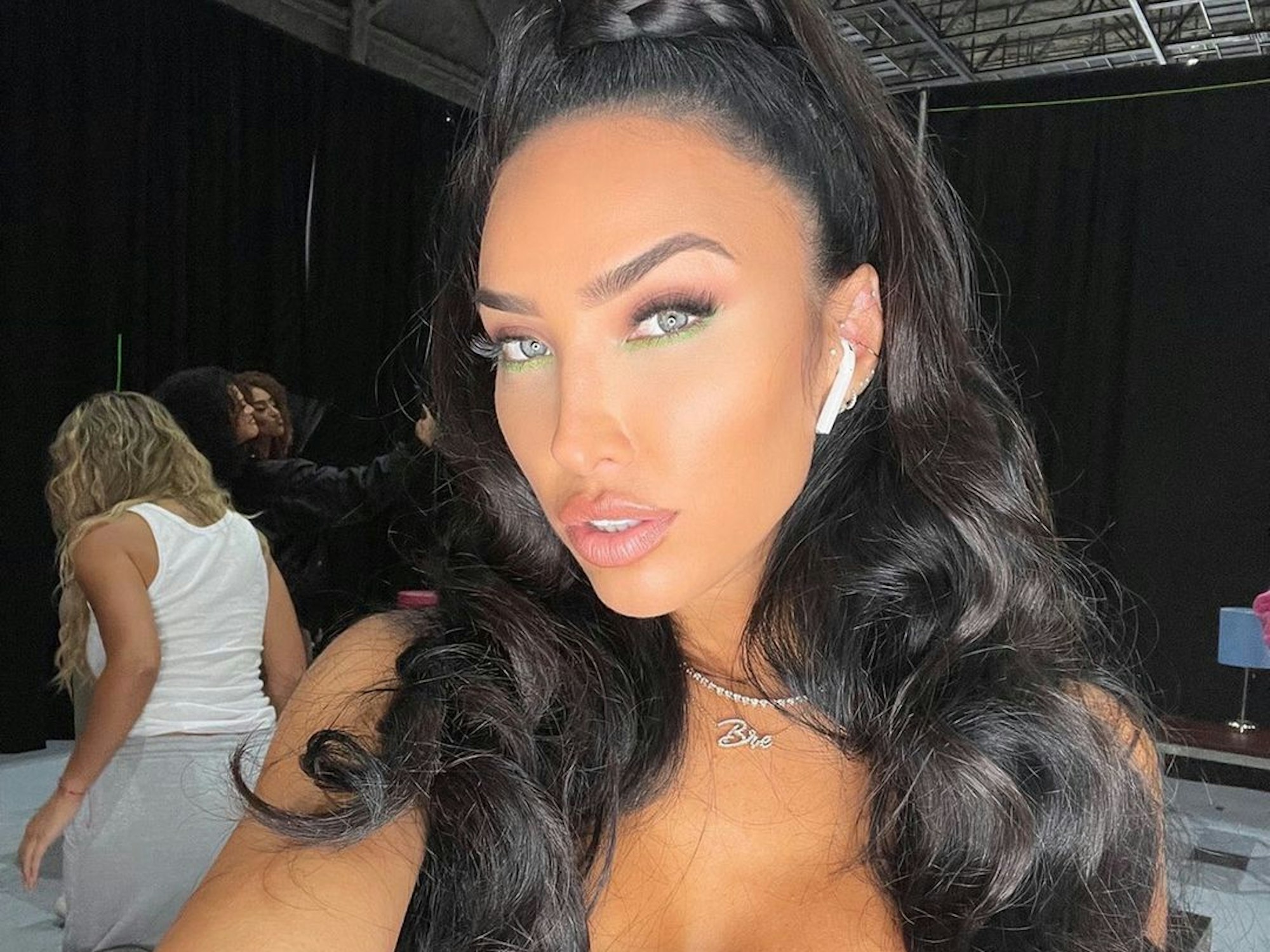 Breana Tiesi posiert für ein Selfie.