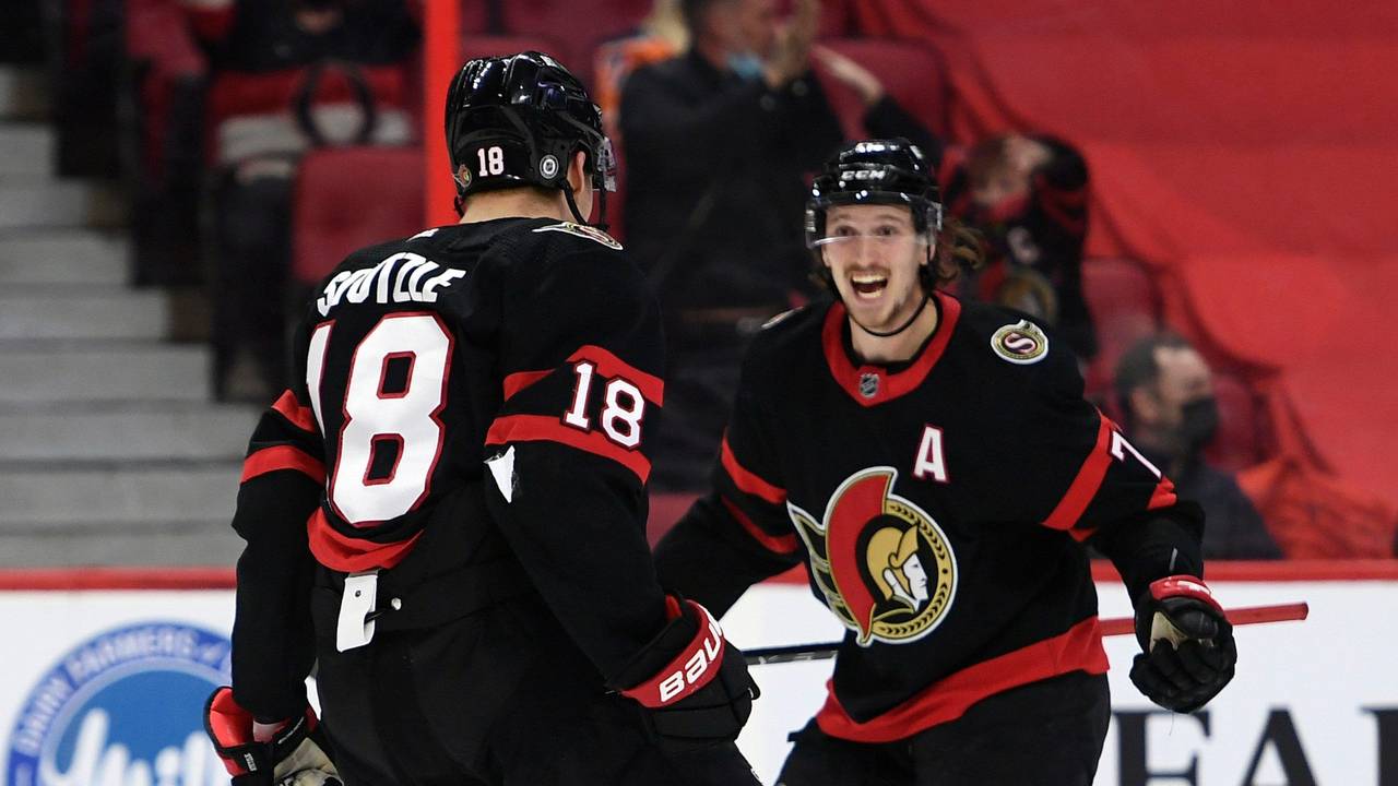 Tim Stützle (18) feiert seinen Siegtreffer gegen die Edmonton Oilers.