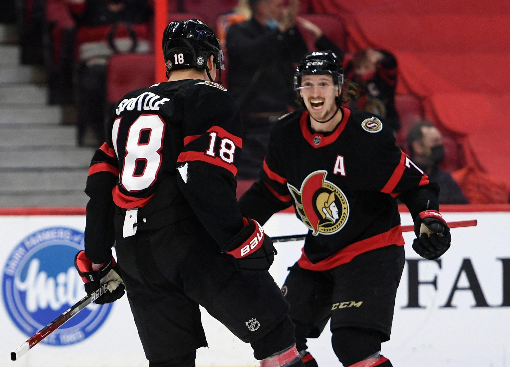 Tim Stützle (18) feiert seinen Siegtreffer gegen die Edmonton Oilers.