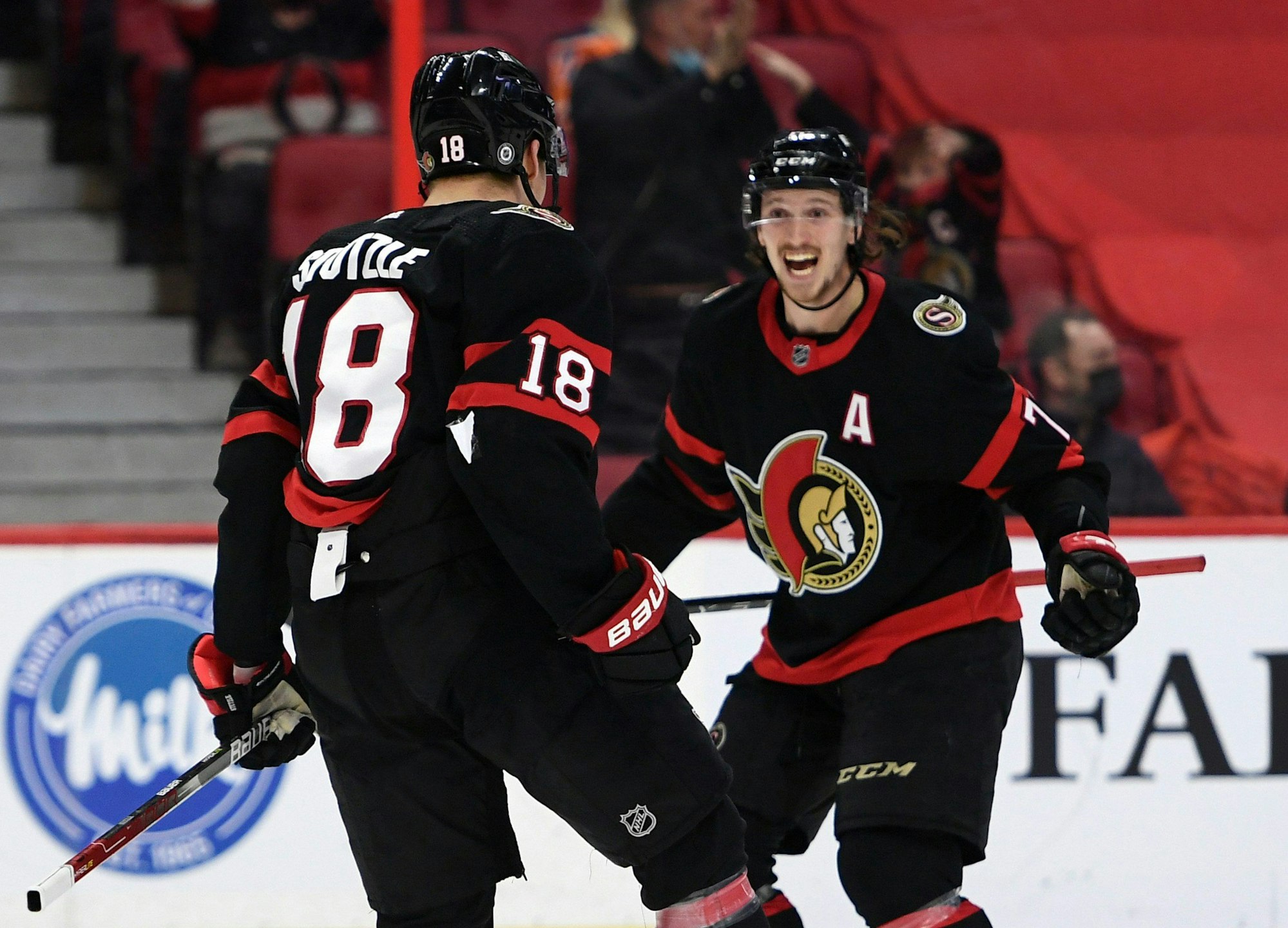 Tim Stützle (18) feiert seinen Siegtreffer gegen die Edmonton Oilers.