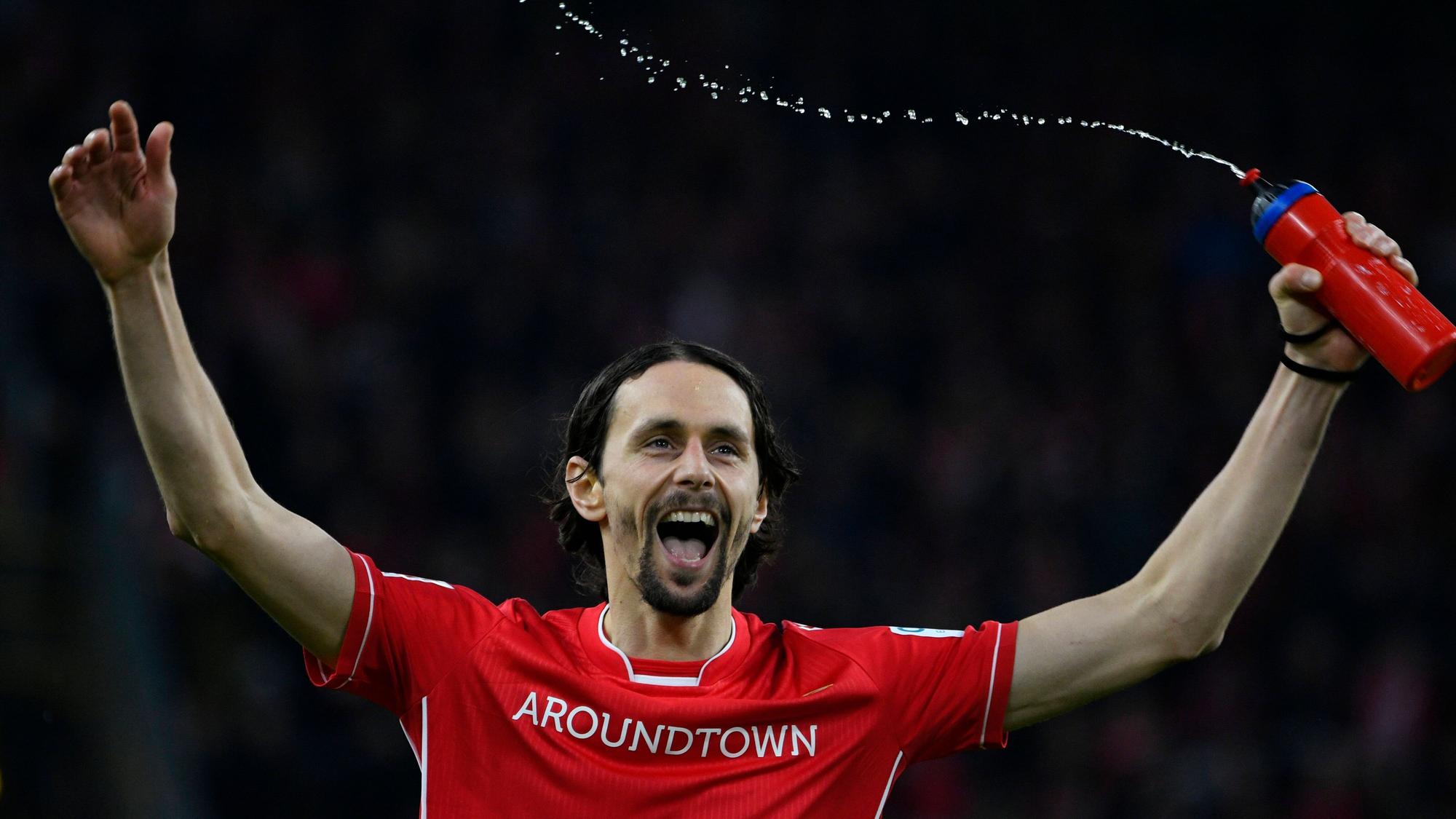 Neven Subotic grüßt in Richtung des Dortmunder Publikums