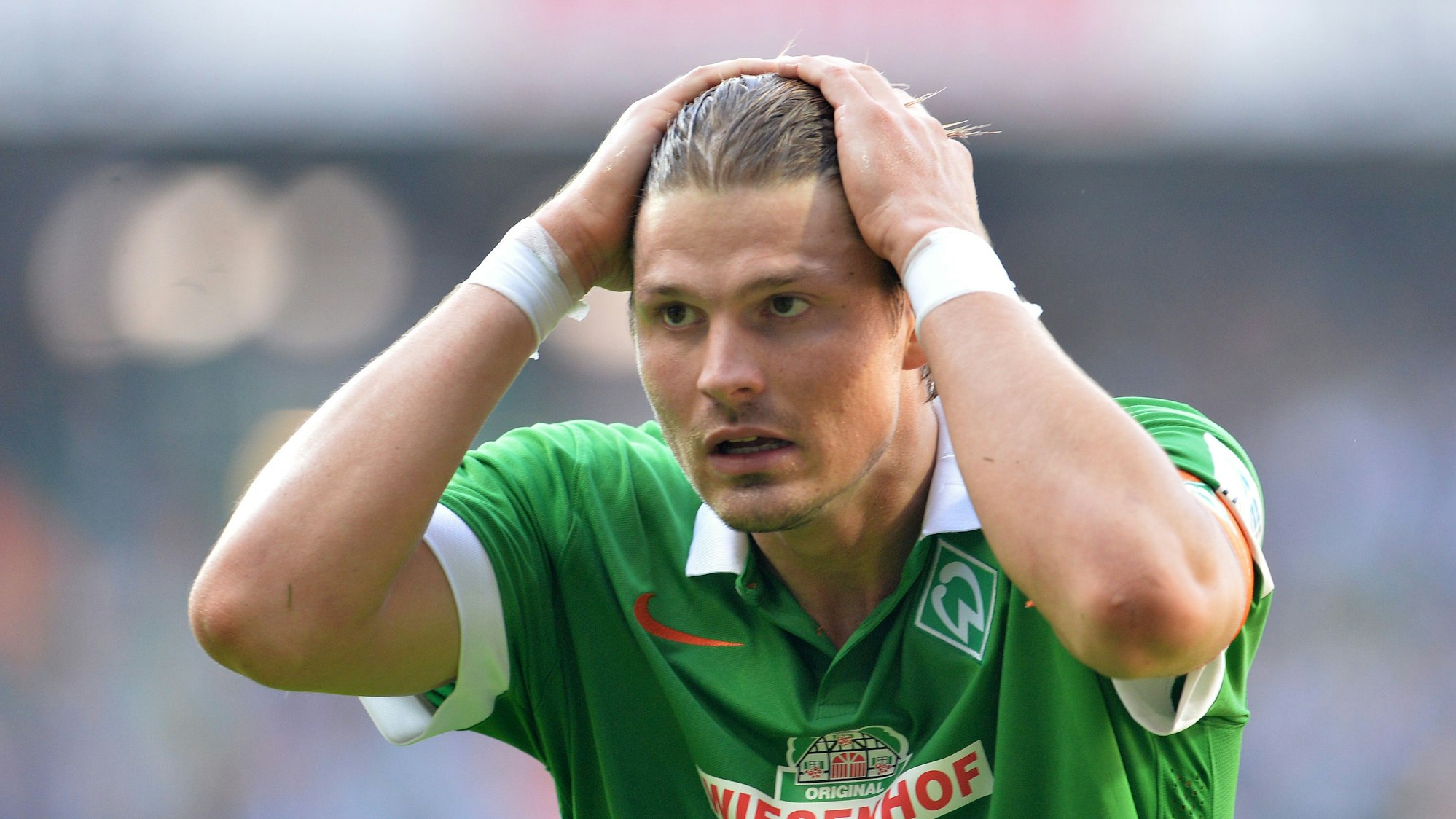 Sebastian Prödl schlägt die Hände über dem Kopf zusammen