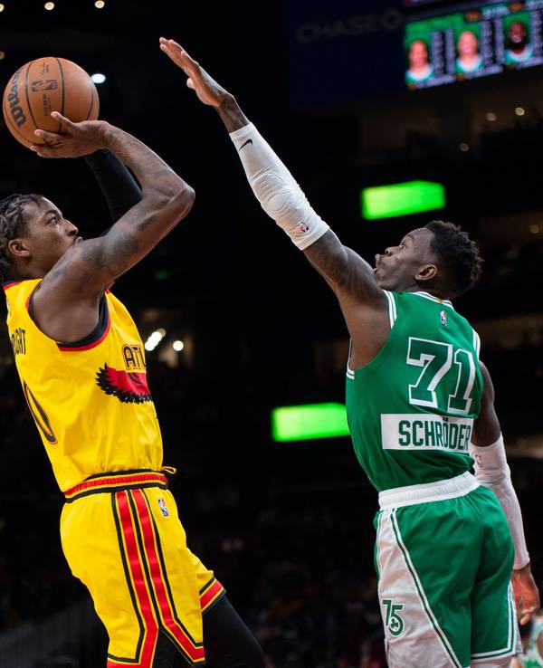 Atlanta Hawks Delon Wright wirft über Boston Celtics Guard Dennis Schroder hinweg.