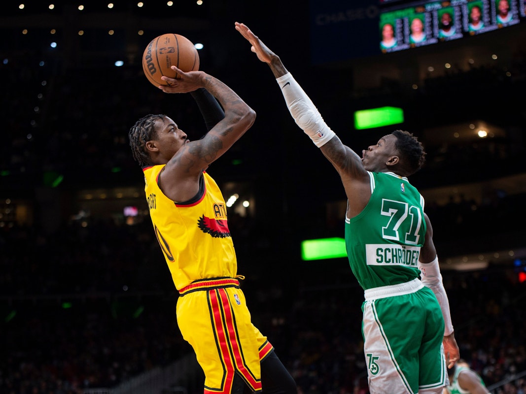 Atlanta Hawks  Delon Wright wirft über Boston Celtics Guard Dennis Schroder hinweg.