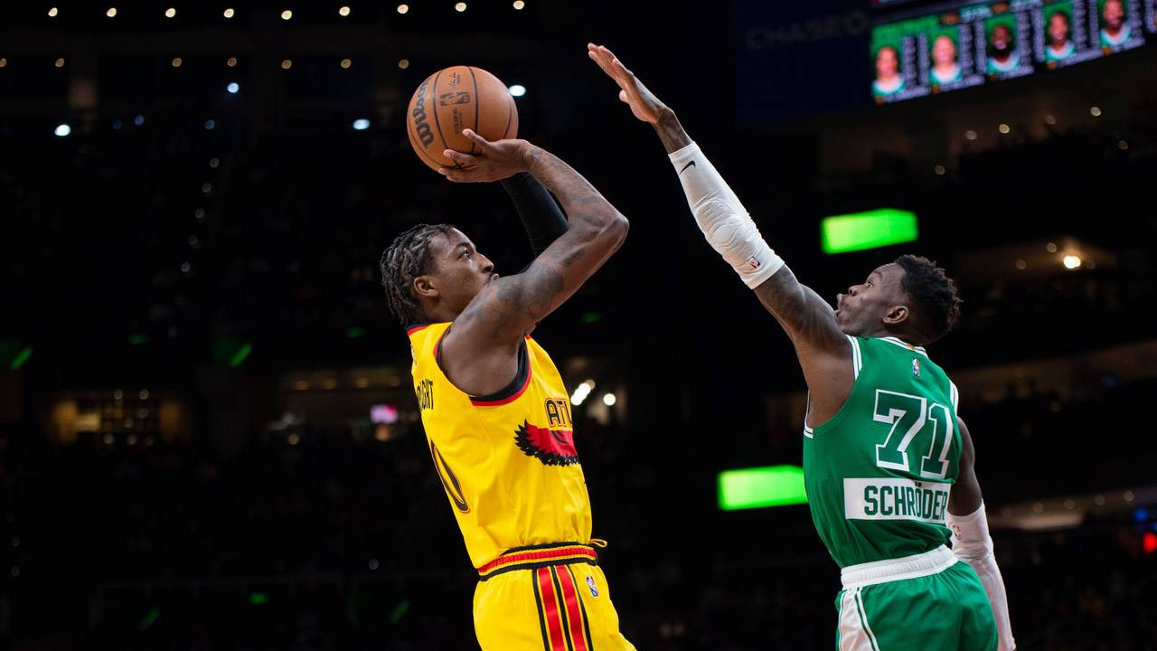 Atlanta Hawks Delon Wright wirft über Boston Celtics Guard Dennis Schroder hinweg.