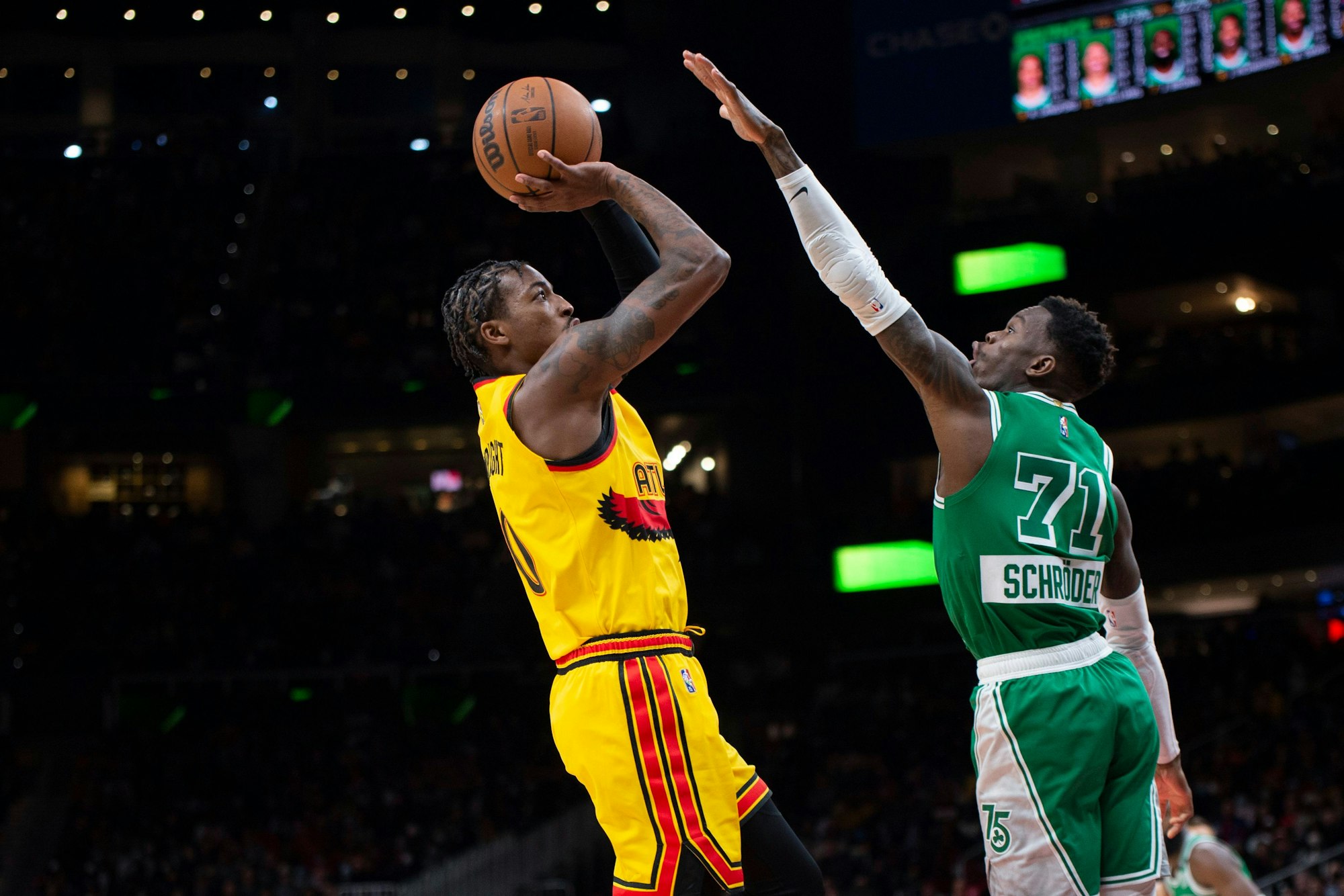Atlanta Hawks  Delon Wright wirft über Boston Celtics Guard Dennis Schroder hinweg.