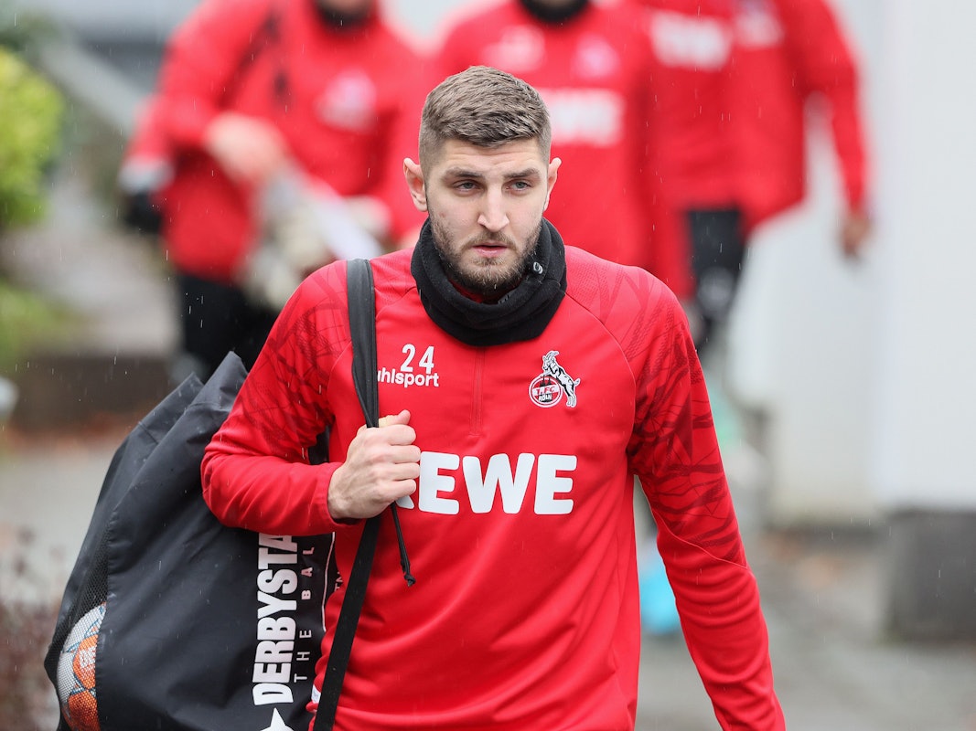 Jeff Chabot trägt die Bälle auf den Trainingsplatz.