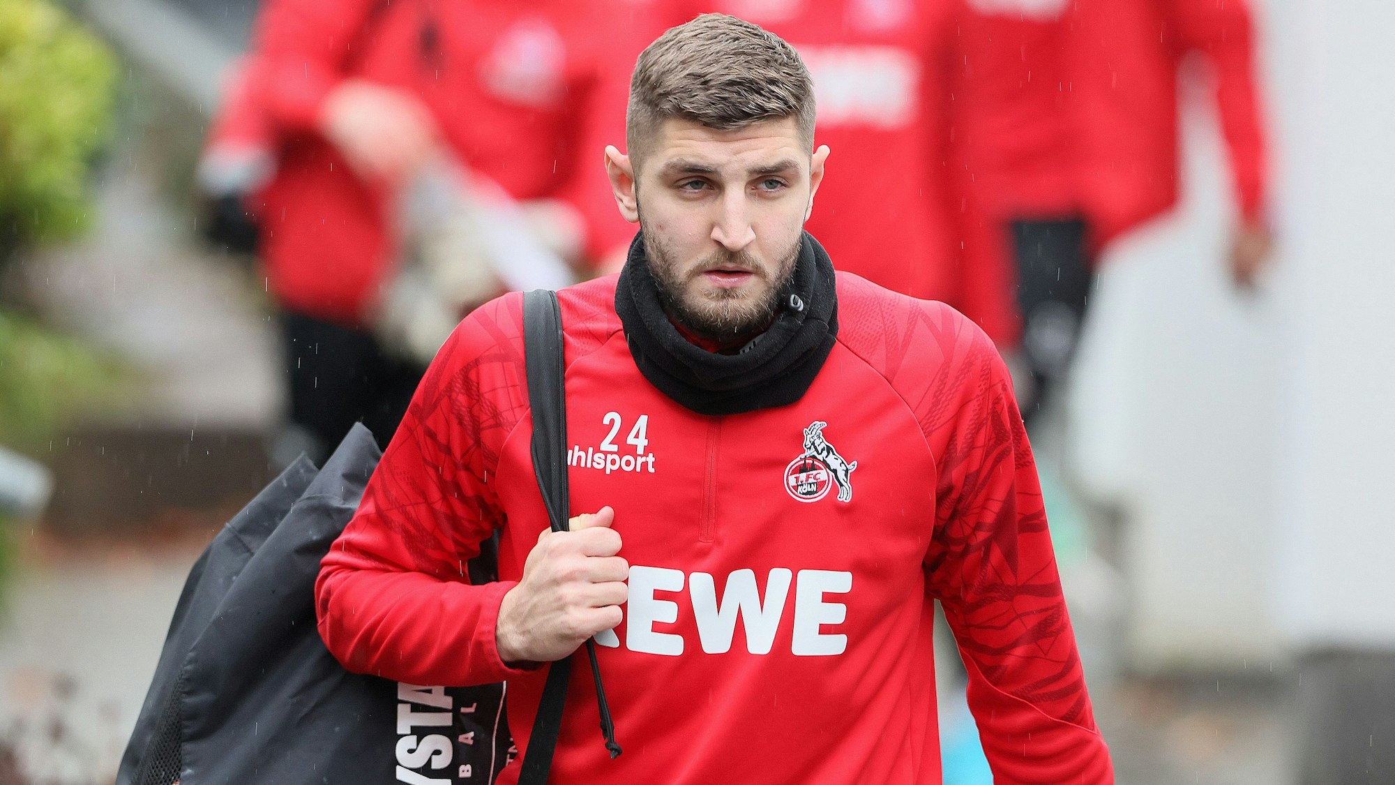 Jeff Chabot trägt die Bälle auf den Trainingsplatz.