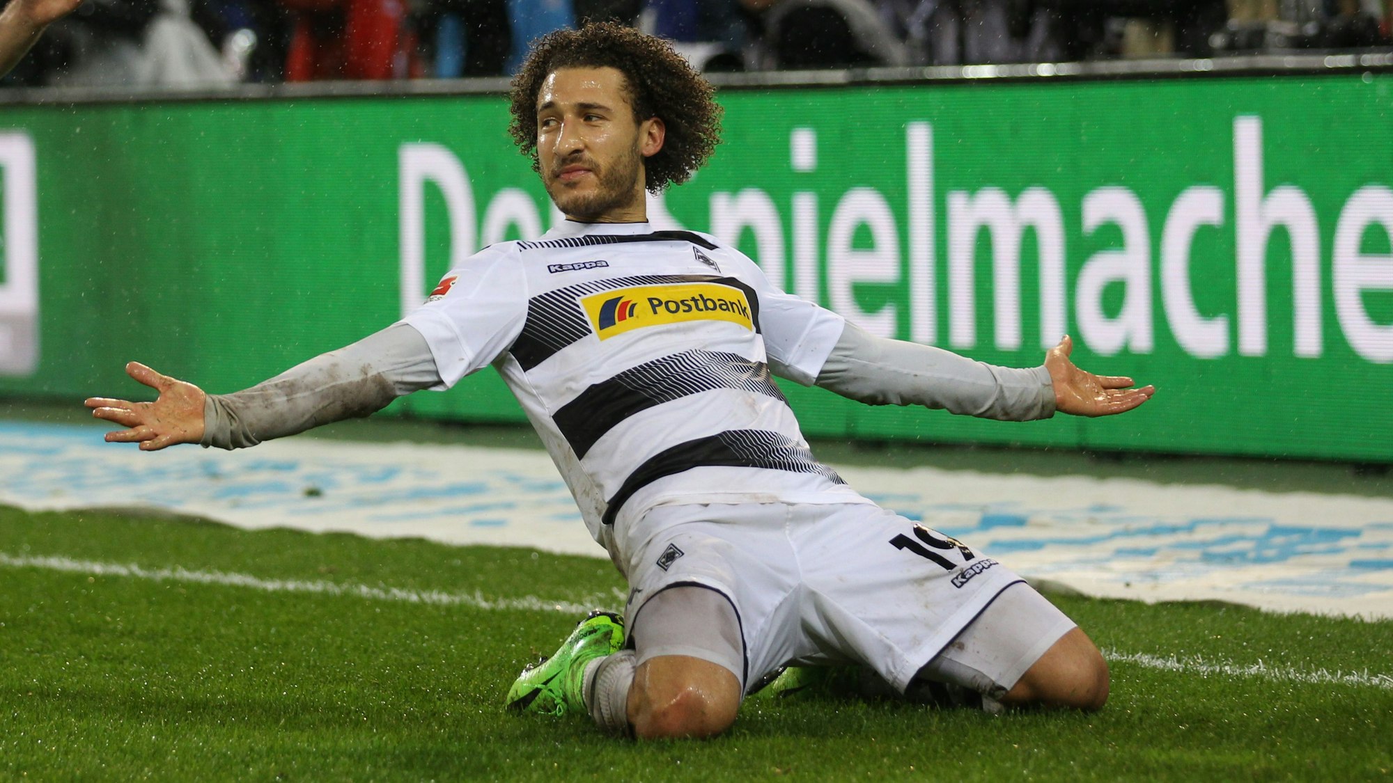 Fabian Johnson jubelt über sein Tor gegen den FC Schalke 04