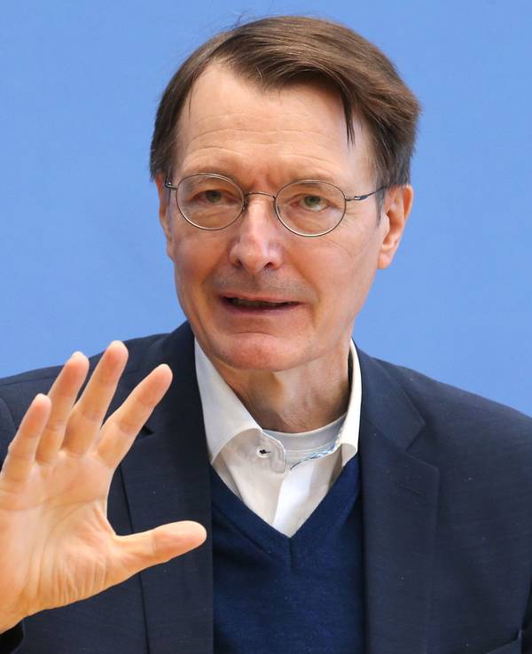 In einer Pressekonferenz des Robert Koch-Instituts beantwortet Bundesgesundheitsminister Karl Lauterbach (SPD) Fragen.