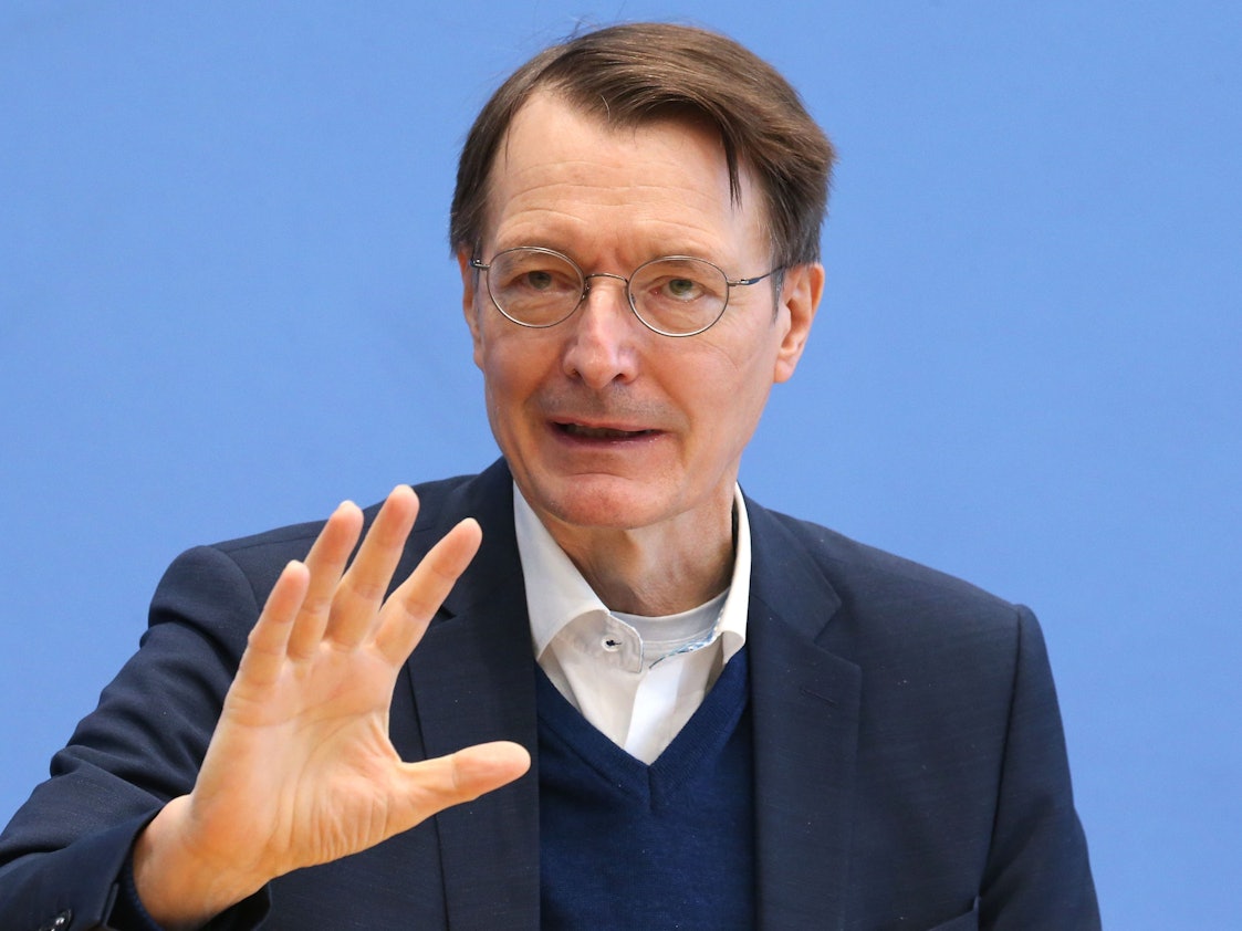 In einer Pressekonferenz des Robert Koch-Instituts beantwortet Bundesgesundheitsminister Karl Lauterbach (SPD) Fragen.