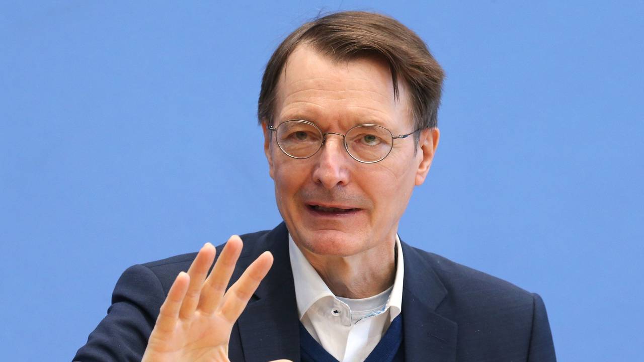 In einer Pressekonferenz des Robert Koch-Instituts beantwortet Bundesgesundheitsminister Karl Lauterbach (SPD) Fragen.