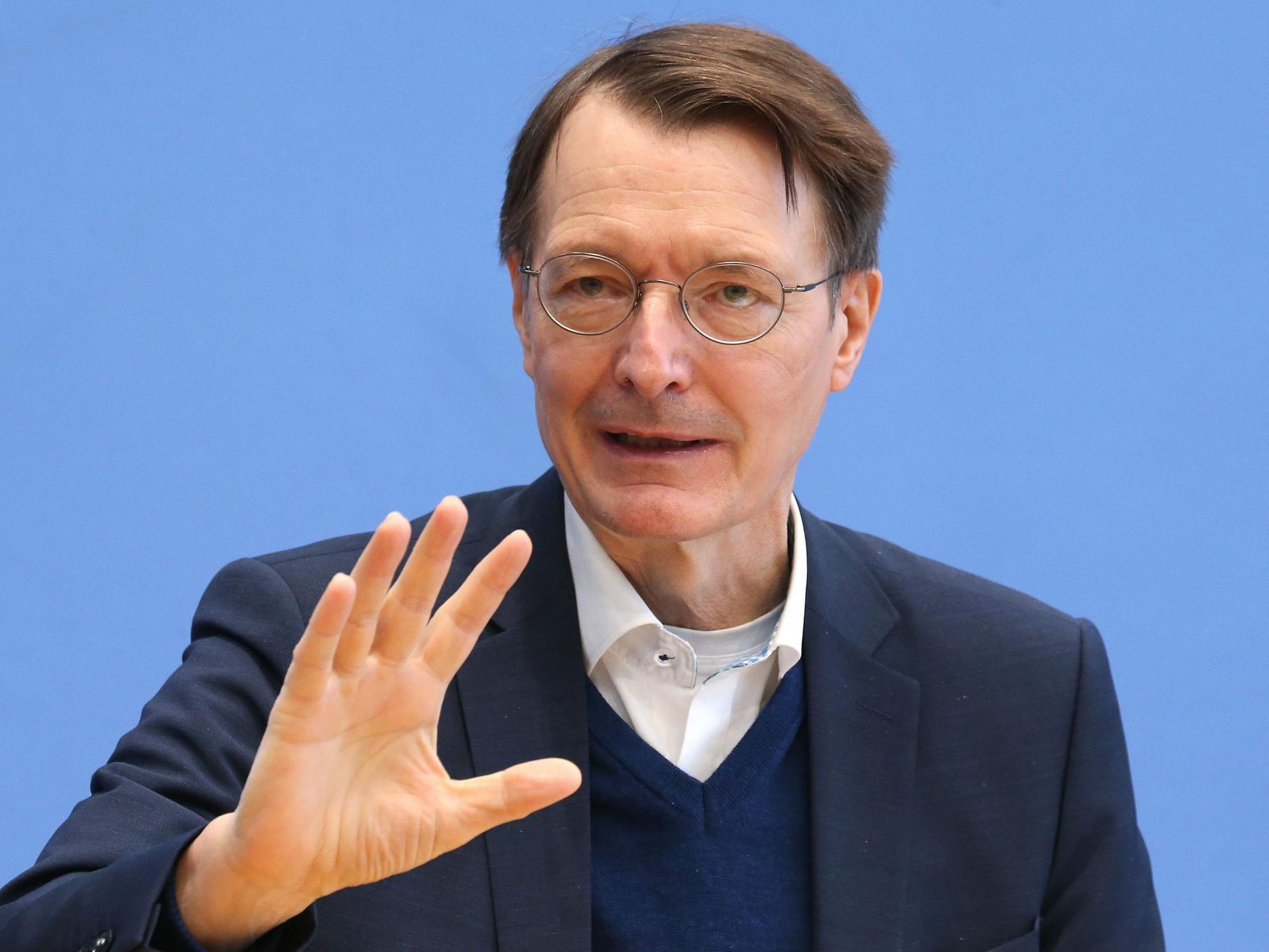 In einer Pressekonferenz des Robert Koch-Instituts beantwortet Bundesgesundheitsminister Karl Lauterbach (SPD) Fragen.