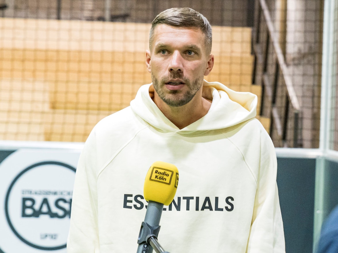 Lukas Podolski gibt ein Interview in Köln