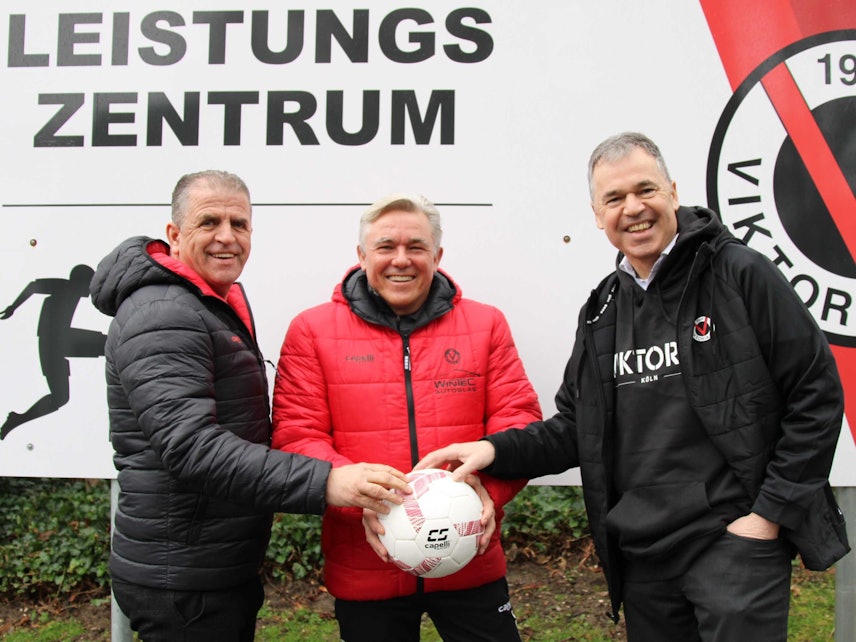 Olaf Janßen posiert mit Franz Wunderlich und Andreas Rettig für ein Foto.