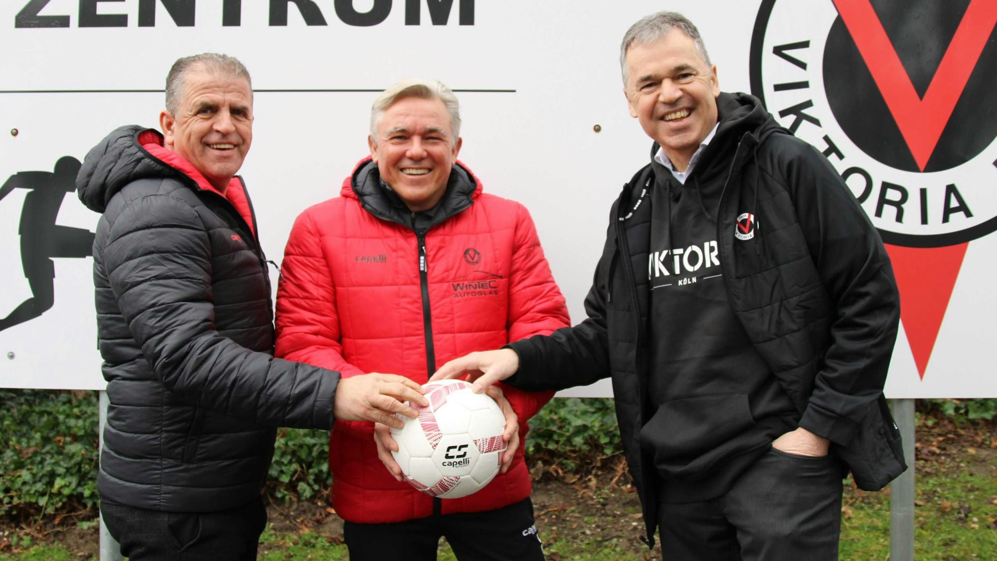 Olaf Janßen posiert mit Franz Wunderlich und Andreas Rettig für ein Foto.