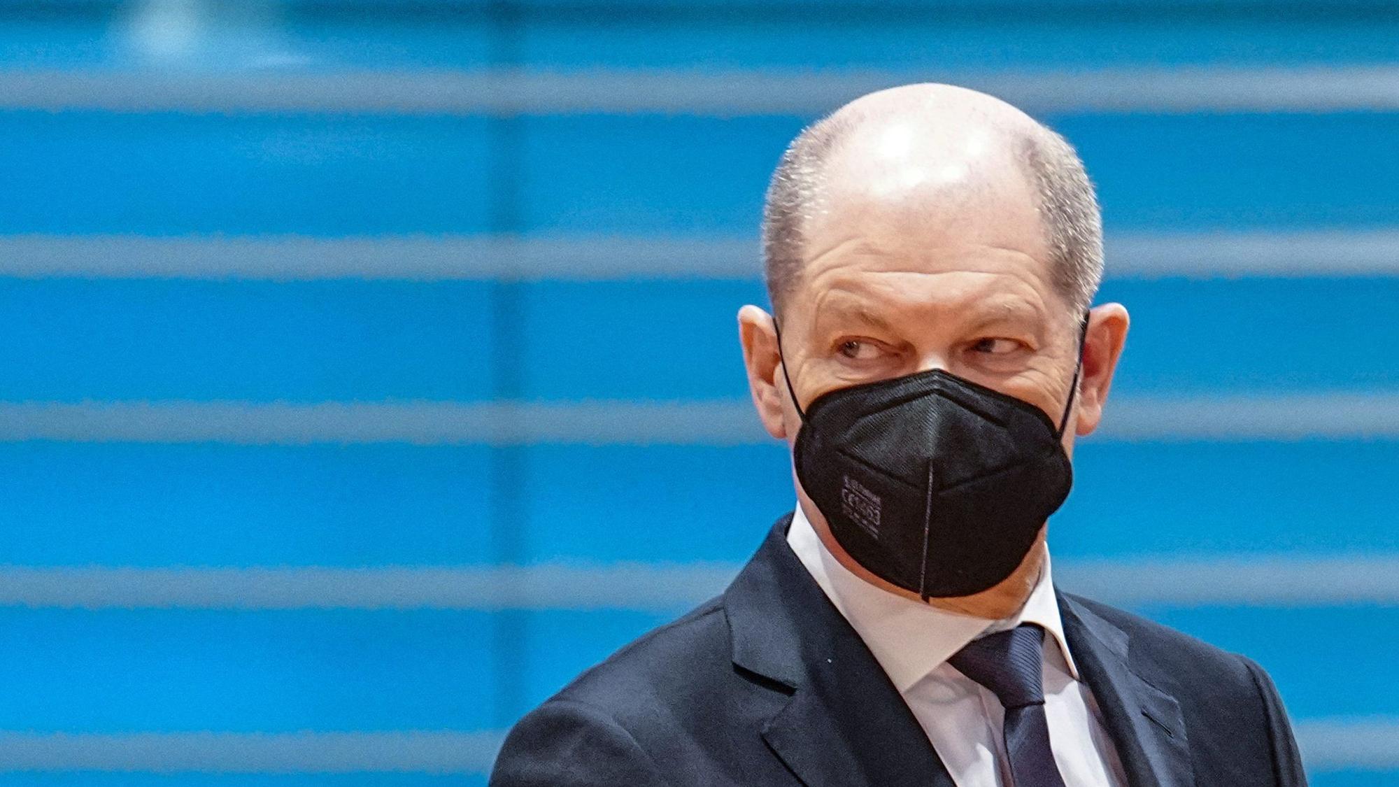 Bundeskanzler Olaf Scholz (hier am 2.2.2022 im Bundeskanzleramt) hat sich Altkanzler Gerhard Schröder vorgeknöpft.