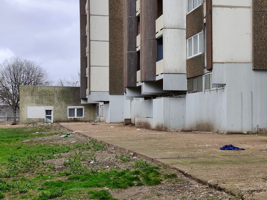 Der Boden der Hochhausfassade am Kölnberg.