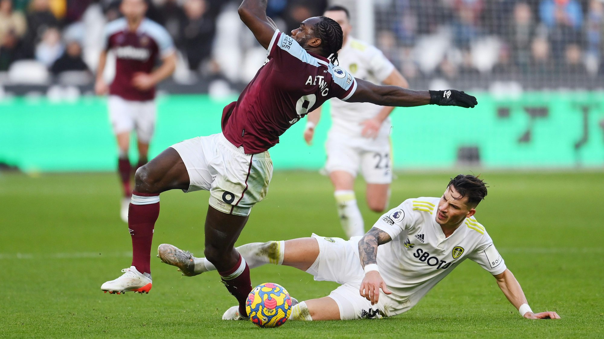 Robin Koch grätscht im Duell mit Michail Antonio in der englischen Premier League.