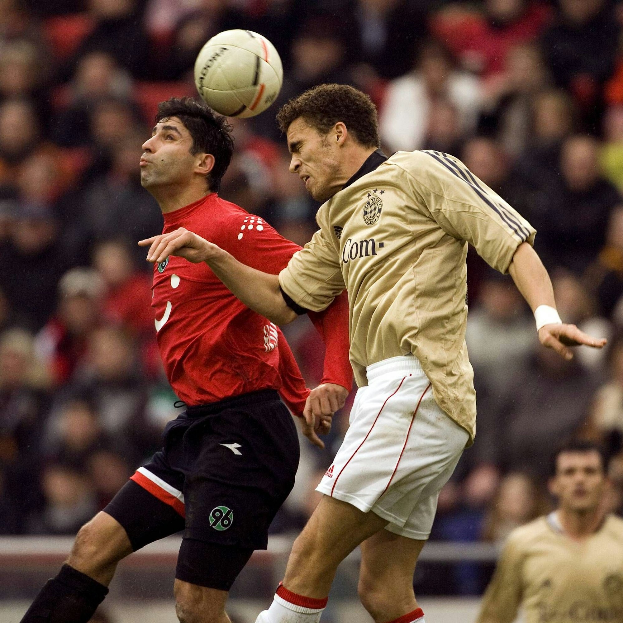 Valerien Ismael im Kopfballduell mit Vahid Hashemian