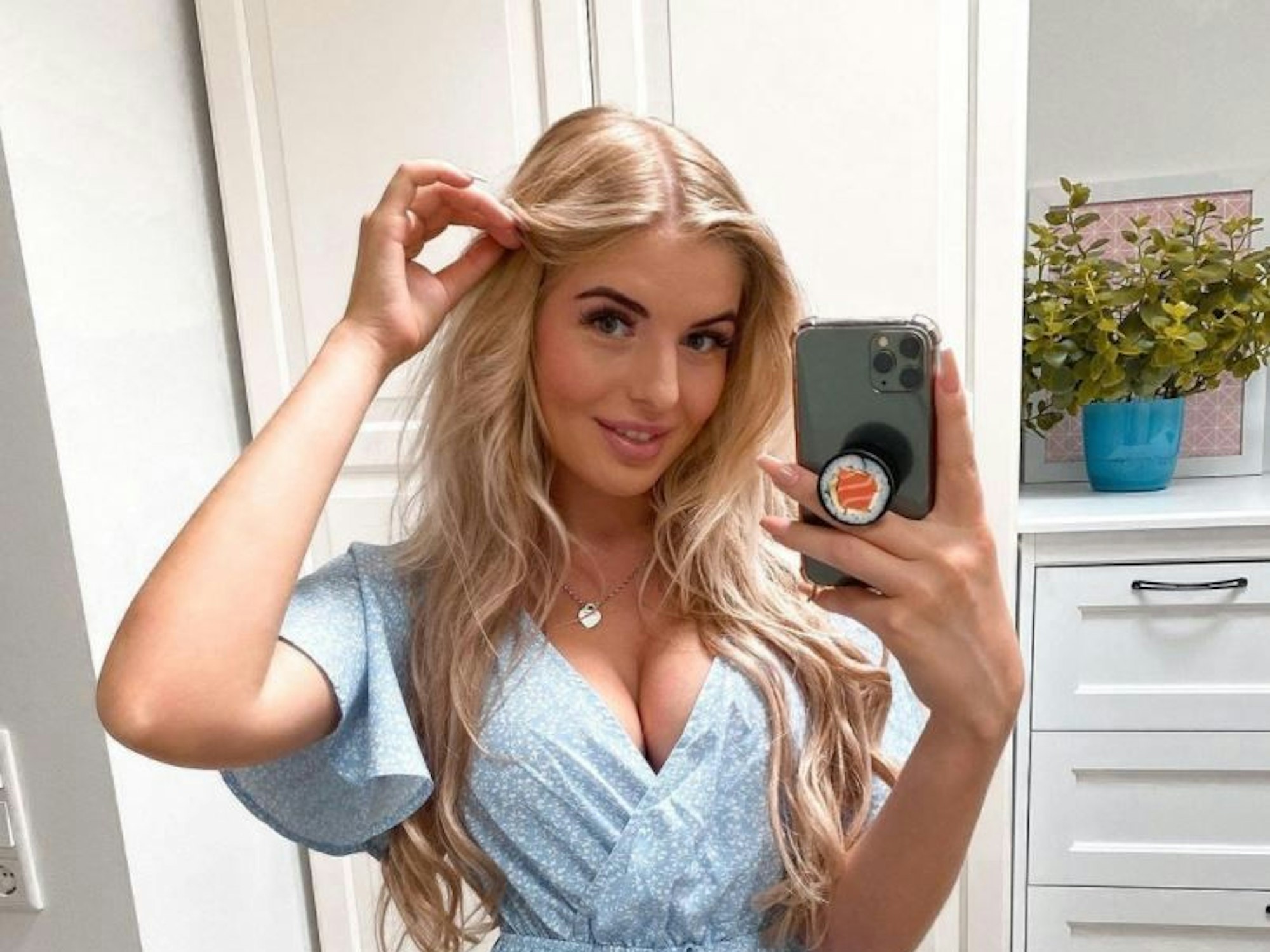 Antonia Hemmer posiert für ein Instagram-Selfie.