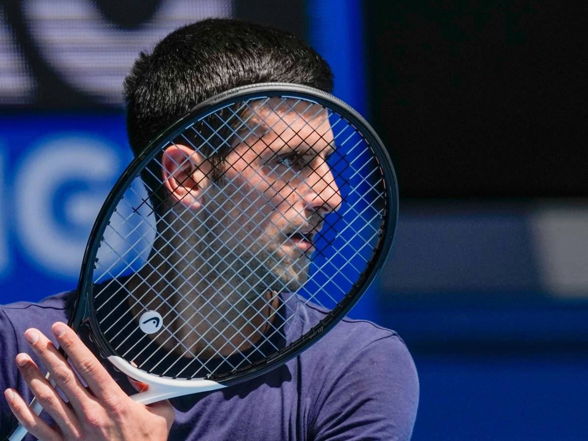 Novak Djokovic hält im Training einen Tennisschläger in der Hand.