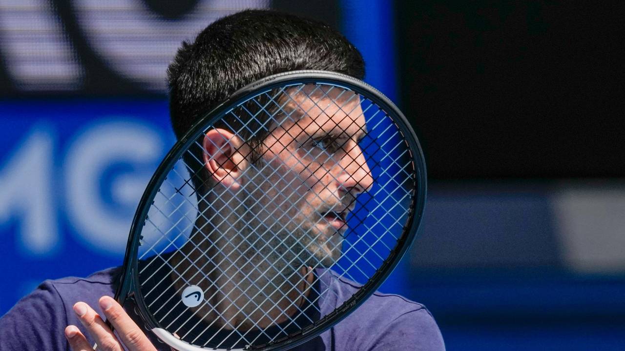 Novak Djokovic hält im Training einen Tennisschläger in der Hand.