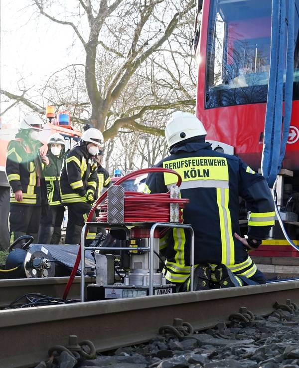 Die Kölner Feuerwehr bei einem Einsatz an der Aachener Straße