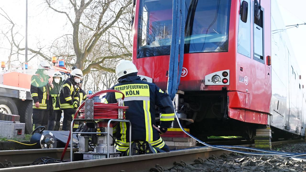 Die Kölner Feuerwehr bei einem Einsatz an der Aachener Straße
