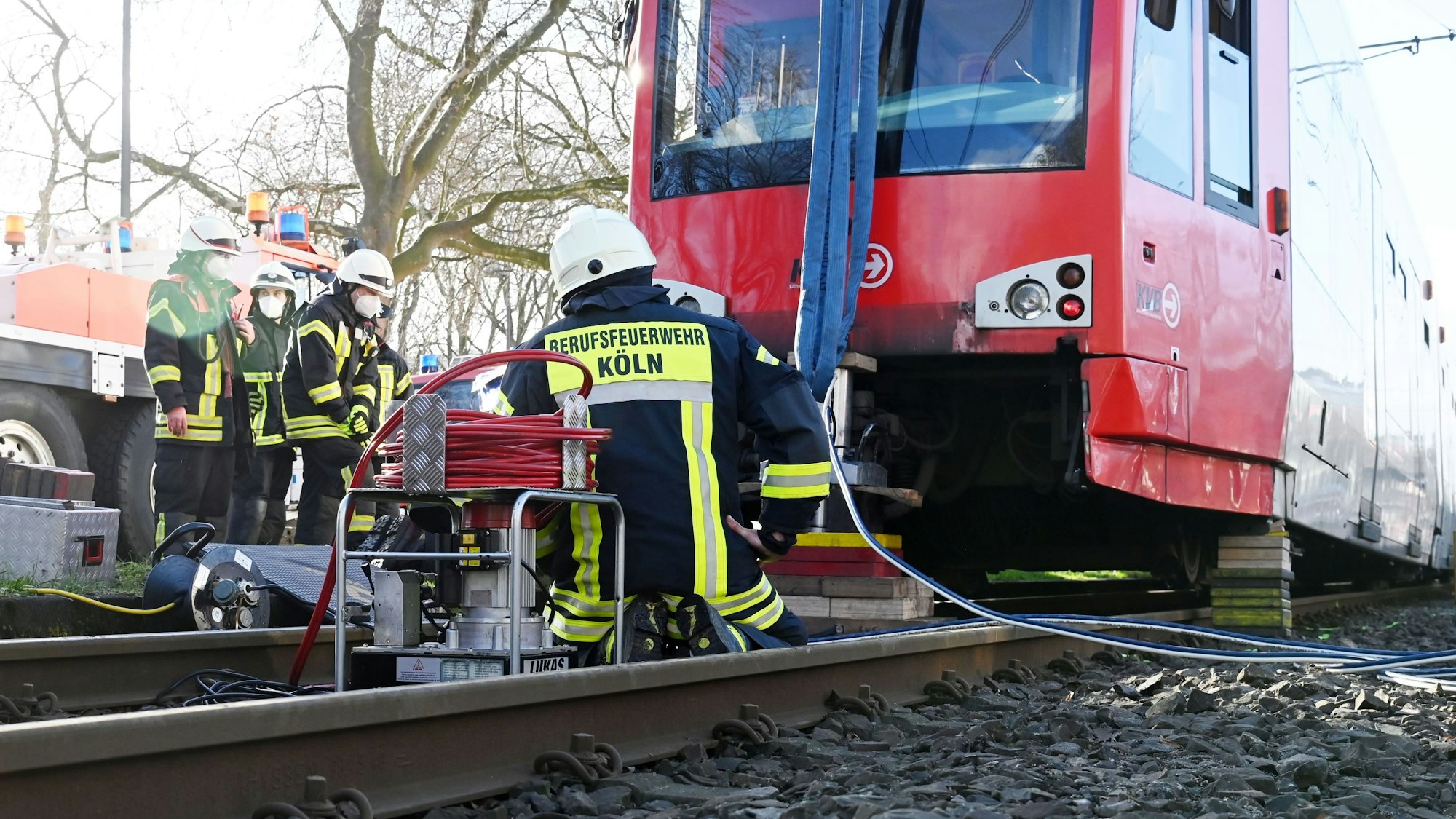 Die Kölner Feuerwehr bei einem Einsatz an der Aachener Straße