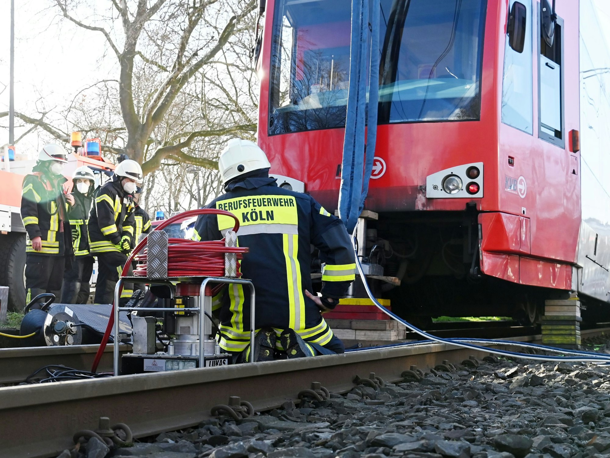 Feuerwehrleute sind an der Straßenbahn im Einsatz.