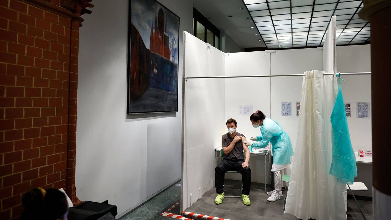 Eine Ärztin impft den Patienten Andre Wermter mit der Boosterimpfung mit dem Impfstoff Biontech in der Heilig-Kreuz-Kirche in Kreuzberg.