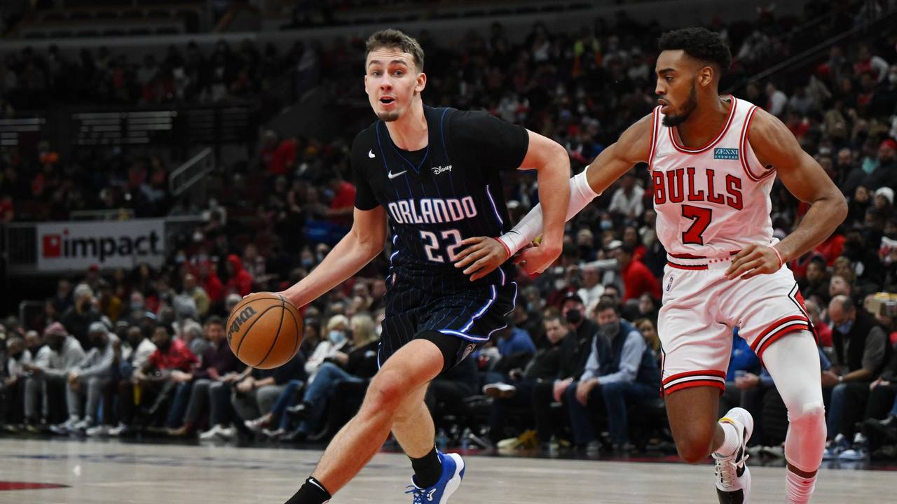 Franz Wagner dribbelt gegen Troy Brown.