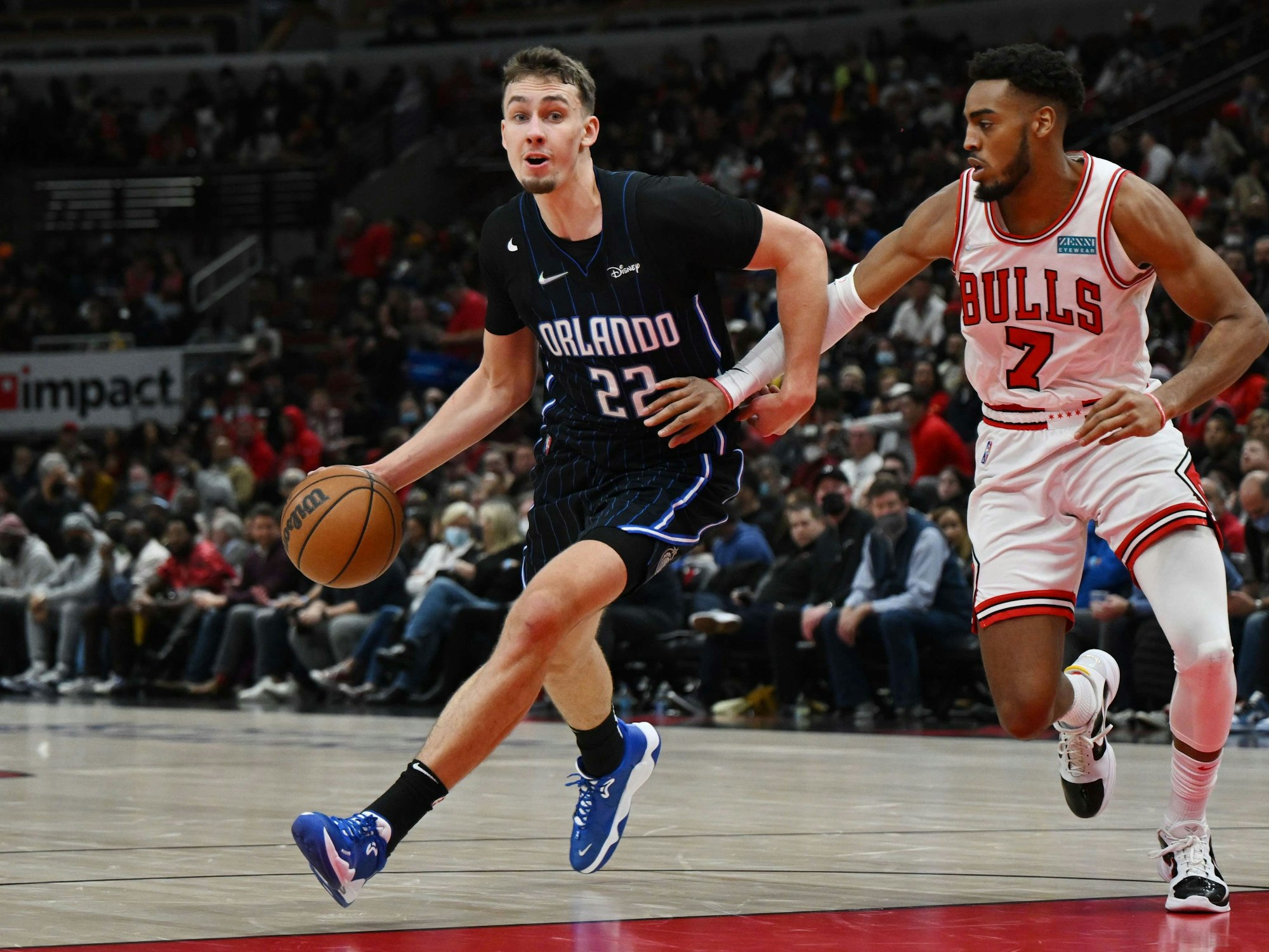 Franz Wagner dribbelt gegen Troy Brown.