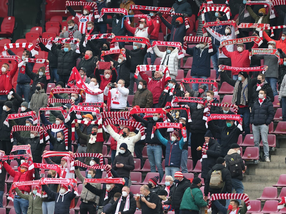 Fans des 1. FC Köln im Rhein-Energie-Stadion beim Spiel gegen FC Bayern München.