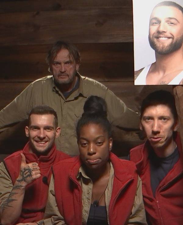 Das Bild zeigt die Kandidaten und Kandidatinnen des RTL-„Dschungelcamp 2022“ in der Show vom 1. Februar 2022.