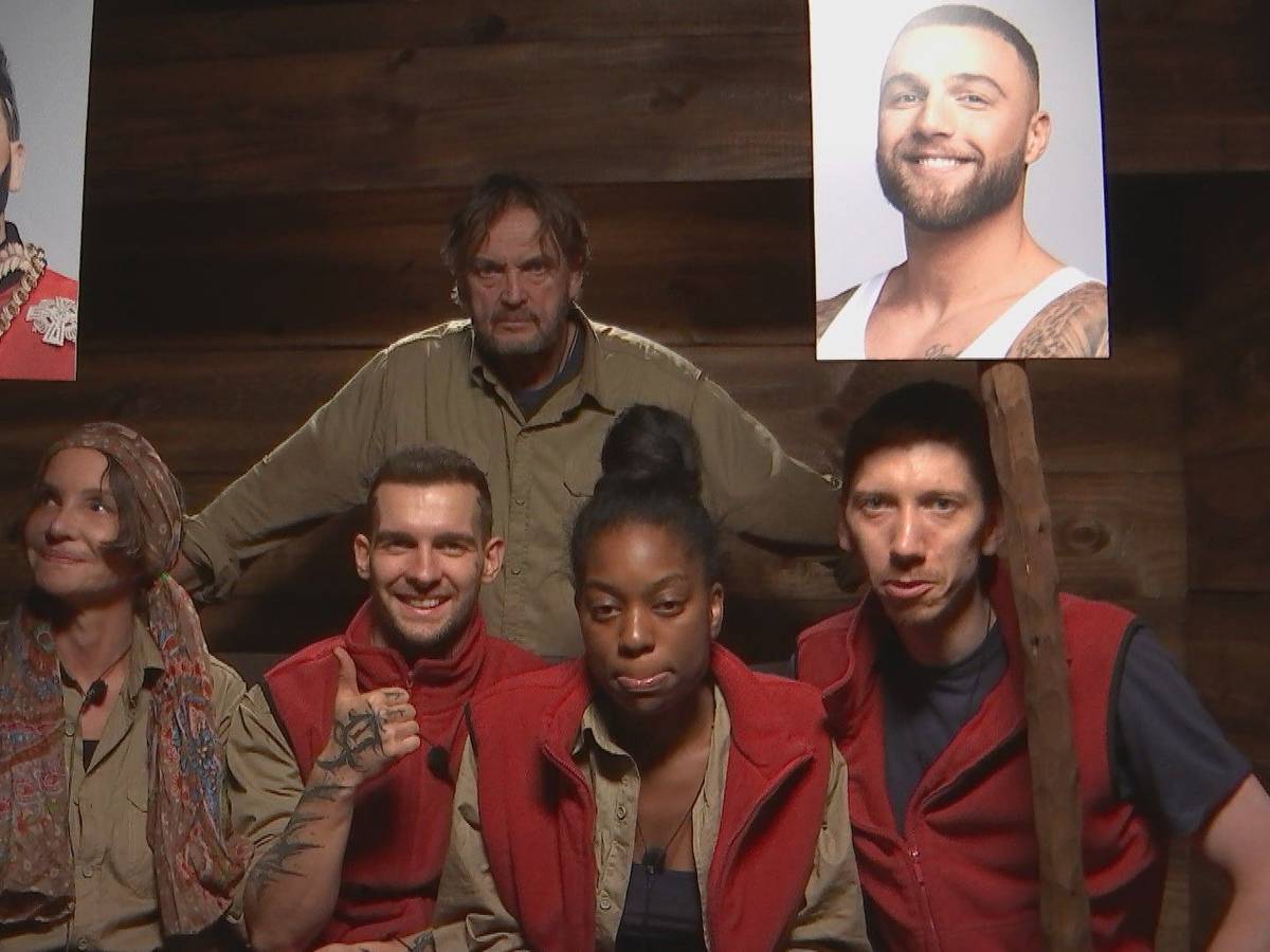 Das Bild zeigt die Kandidaten und Kandidatinnen des RTL-„Dschungelcamp 2022“ in der Show vom 1. Februar 2022.