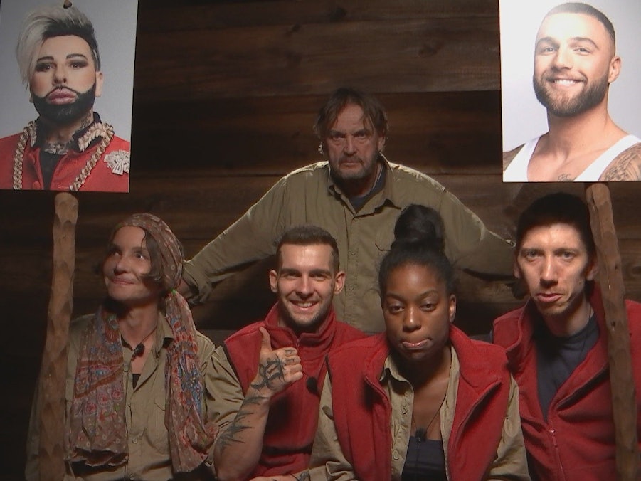 Das Bild zeigt die Kandidaten und Kandidatinnen des RTL-„Dschungelcamp 2022“ in der Show vom 1. Februar 2022.