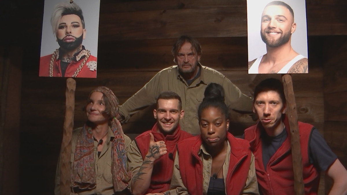 Das Bild zeigt die Kandidaten und Kandidatinnen des RTL-„Dschungelcamp 2022“ in der Show vom 1. Februar 2022.