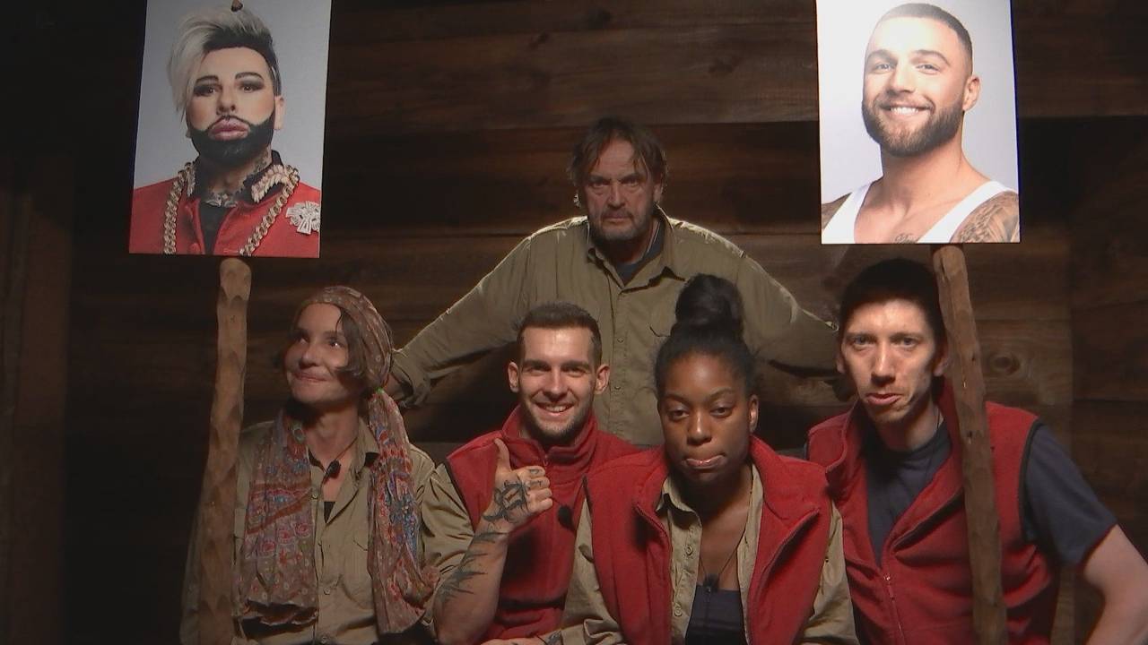Das Bild zeigt die Kandidaten und Kandidatinnen des RTL-„Dschungelcamp 2022“ in der Show vom 1. Februar 2022.