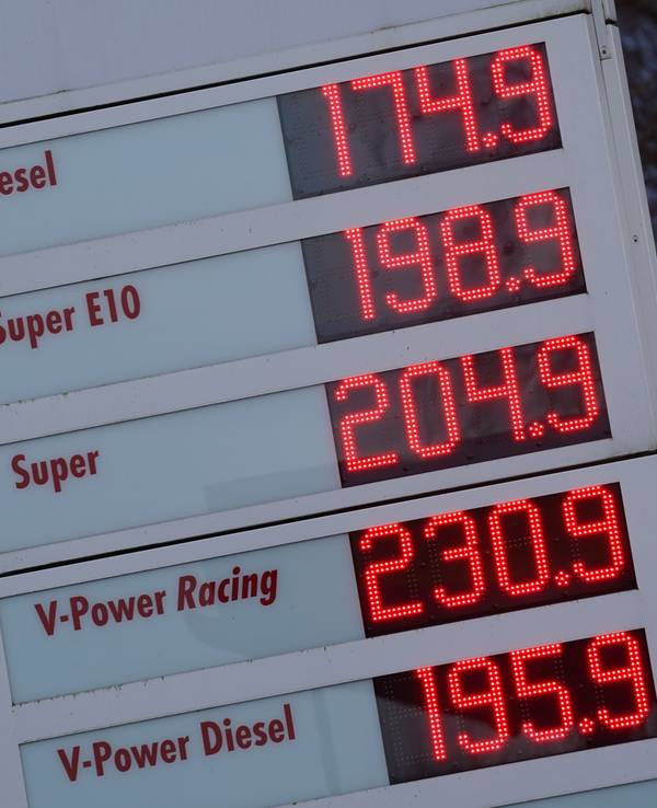 Benzinpreise werden an einer Tankstelle angezeigt. Superbenzin der Sorte E10 ist in Deutschland so teuer wie nie.
