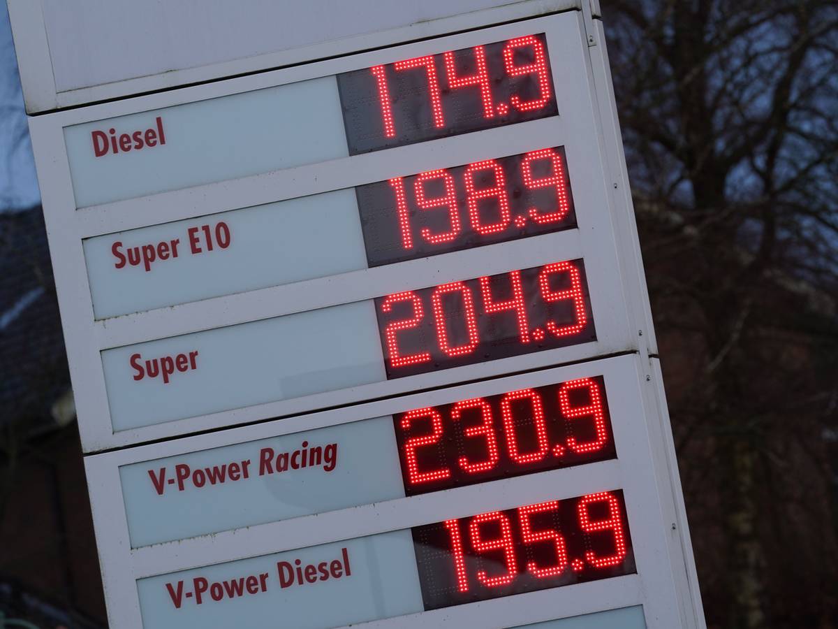 Benzinpreise werden an einer Tankstelle angezeigt. Superbenzin der Sorte E10 ist in Deutschland so teuer wie nie.