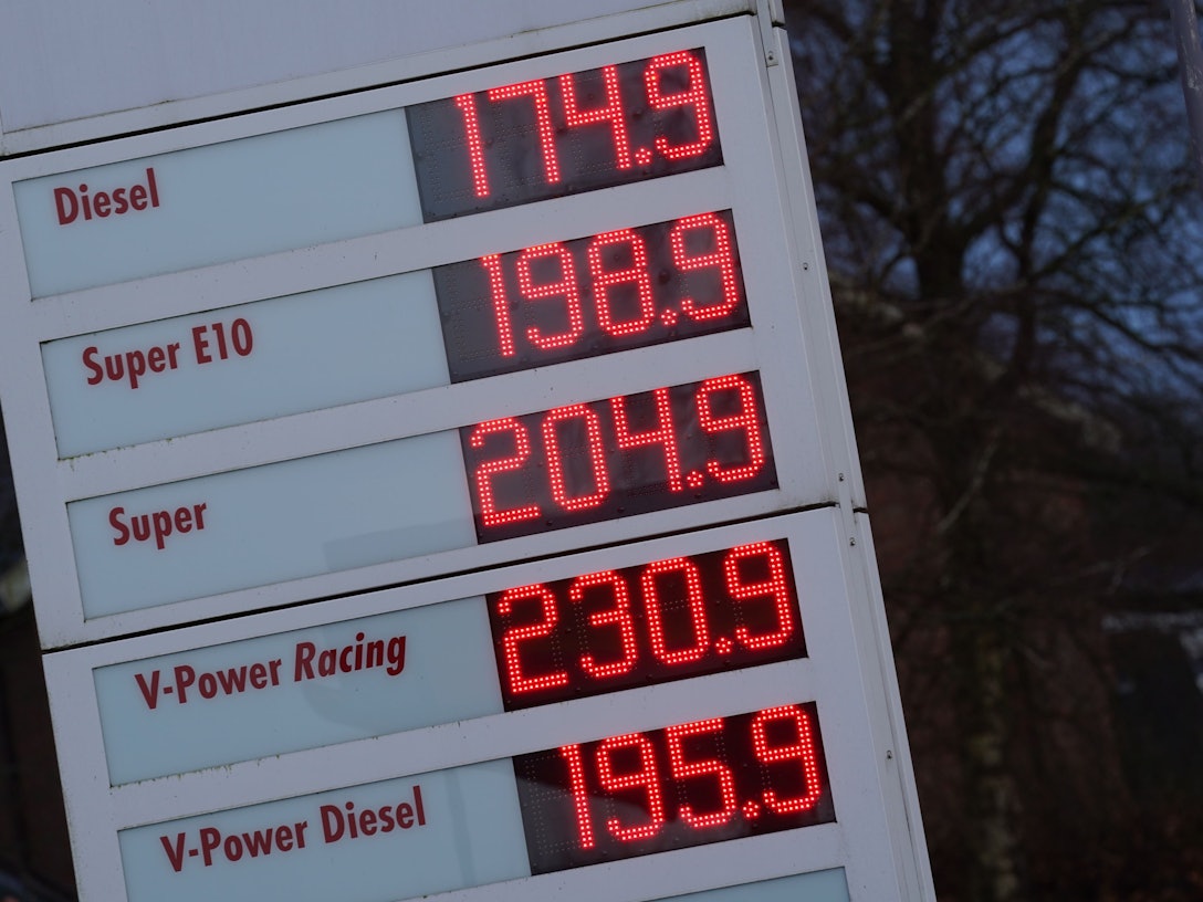 Benzinpreise werden an einer Tankstelle angezeigt. Superbenzin der Sorte E10 ist in Deutschland so teuer wie nie.