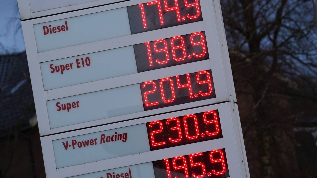 Benzinpreise werden an einer Tankstelle angezeigt. Superbenzin der Sorte E10 ist in Deutschland so teuer wie nie.