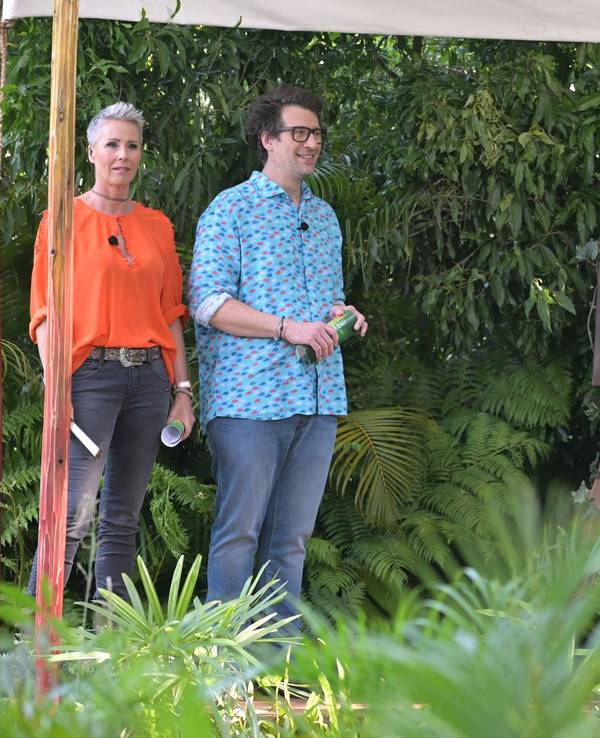 Im Dschungelcamp 2022 erklären Sonja Zietlow, Daniel Hartwich und Dr. Bob (rechts) eine Dschungelprüfung.