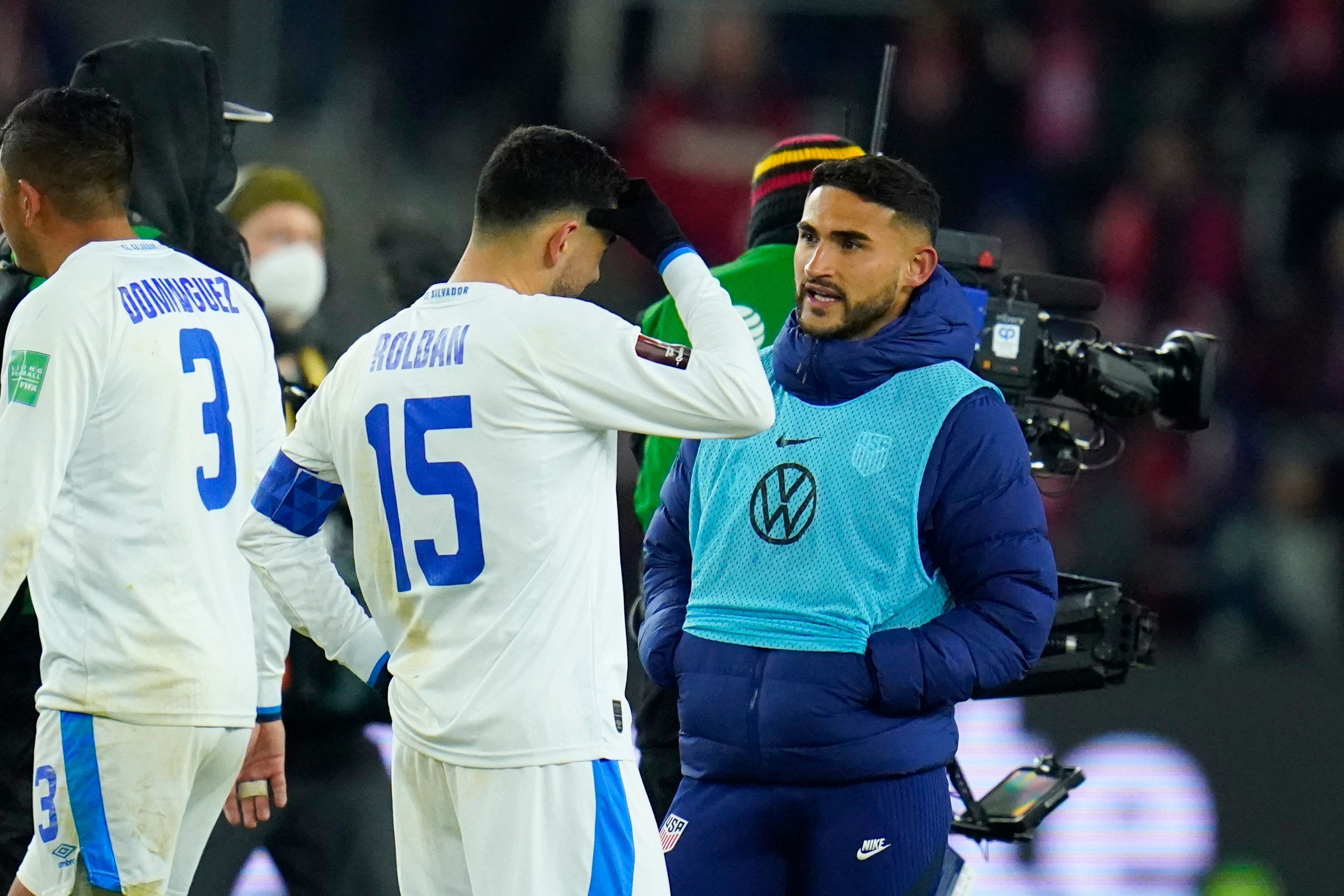 Álex Roldán von El Salvador spricht nach dem Länderspiel gegen die USA mit Burder Cristian Roldán.