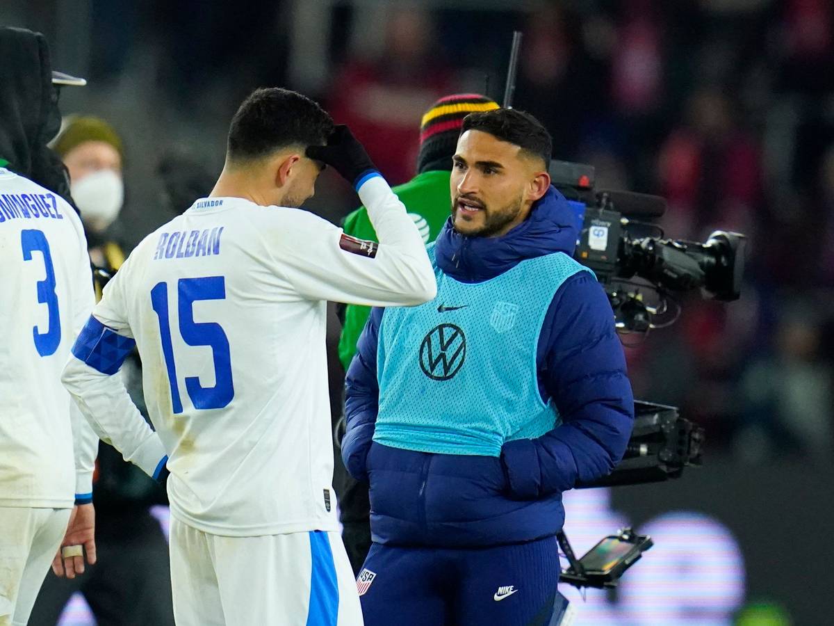 Álex Roldán von El Salvador spricht nach dem Länderspiel gegen die USA mit Burder Cristian Roldán.