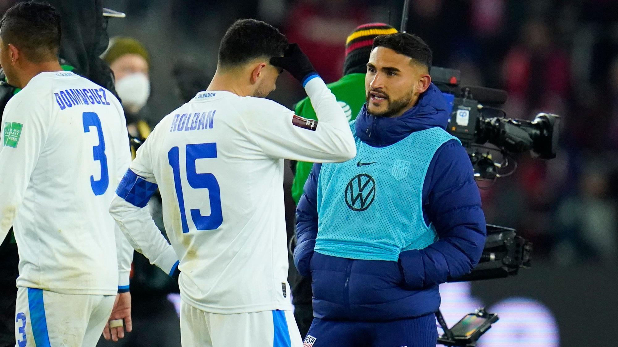 Álex Roldán von El Salvador spricht nach dem Länderspiel gegen die USA mit Burder Cristian Roldán.